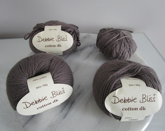 Hilo Debbie Bliss Cotton DK en 13003 Taupe oscuro, 100 % algodón - Lote de 4
