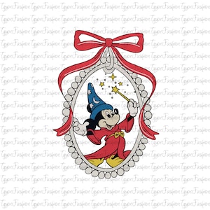 Könnte beinhalten: Cartoon-Illustration von Mickey Mouse als Zauberer mit Zauberstab. Das Bild ist in einem weißen Oval mit perlenartigen Akzenten und einer roten Schleife am oberen Rand gerahmt. Sterne sind ebenfalls vorhanden.
