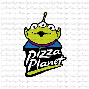 Puede incluir: Un extraterrestre verde de tres ojos, con una camisa azul y un cuello morado, con las palabras "Pizza Planet" en escritura blanca sobre un fondo negro. El extraterrestre tiene una sola antena.