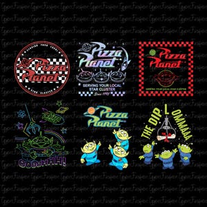Può includere: Una collezione di design Pizza Planet con il logo, alieni e frasi come "Serving Your Local Star Cluster". I design includono un motivo a scacchi e una grafica della macchina artiglio, il tutto su sfondo nero.