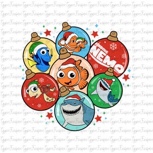 Peut inclure: Ornements de Noël avec des personnages du film "Le Monde de Nemo." Chaque ornement est une sphère transparente avec un personnage de dessin animé à l'intérieur, portant un bonnet de Père Noël. Les ornements sont rouges, verts et bleus.