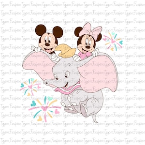 Op de afbeelding: Een grillige illustratie toont Mickey Mouse, Minnie Mouse en Dumbo de olifant. Mickey en Minnie zitten boven Dumbo, die vliegt met zijn grote oren. De afbeelding heeft een lichtroze en grijs kleurenschema met kleurrijke accenten.