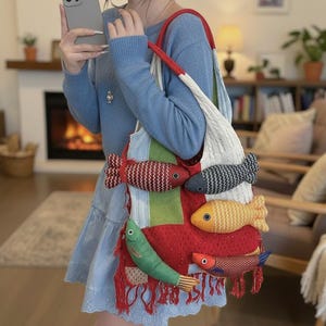 Bolso de playa de punto estilo boho con detalles de ganchillo: bolso de playa tejido con dije de pez.