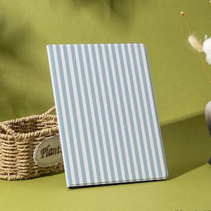 Anpassat blått randigt iPad-skal med pennfack, iPad 2025 11/10:e skal, iPad Air 7/6/5/4-skal, iPad Pro 11"12.9"13"-skal, iPad Mini 6/7-skal