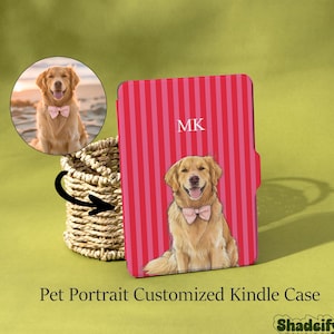 Peut inclure: Étui Kindle à rayures roses et rouges avec un golden retriever portant un nœud papillon rose. L'étui porte les initiales "MK" en blanc. Une image circulaire du chien est à côté d'un panier en osier. Le texte "Pet Portrait Customized Kindle Case" est en bas.