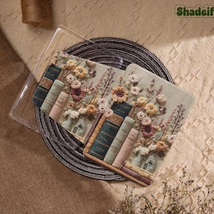 Könnte beinhalten: Eine dekorative Handyhülle mit Buchmotiv und Blumendesign, darunter Sonnenblumen, Rosen und Vintage-Bücher. Die Hülle hat eine transparente Schutzhülle und liegt auf einer strukturierten Oberfläche. Die Hülle ist hellgrün.
