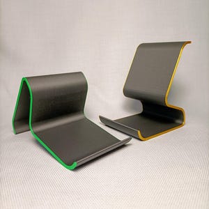 Sleek Curved Phone Stand – Modern 3D Printed Design