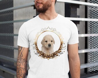 Może przedstawiać: Biała koszulka z złotym wzorem kwiatowym i zdjęciem szczeniaka golden retrievera w kółku.
