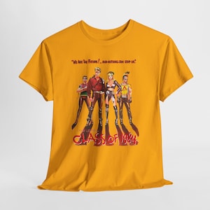 Op de afbeelding: Mosterdgeel T-shirt met een afbeelding van vier figuren en de tekst "WE ARE THE FUTURE!...AND NOTHING CAN STOP US." en "CLASS OF 1984". De afbeelding is in rood, zwart, bruin en geel.