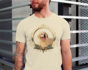 Może przedstawiać: Beżowa koszulka z złotą ramką przedstawiającą szczeniaka golden retrievera. Szczeniak patrzy w obiektyw z wystawionym językiem. Ramka jest ozdobiona kwiatowymi detalami.