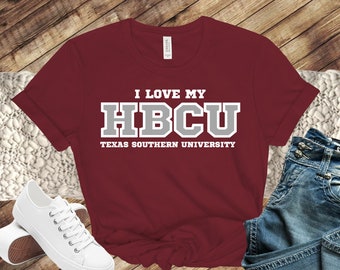 Op de afbeelding: Bordeauxkleurig T-shirt met witte tekst die "I love my HBCU Texas Southern University" luidt.