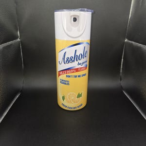 K&ouml;nnte beinhalten: Ein wei&szlig;er und gelber Becher mit dem Text "Asshole be gone" und "Don't try me spray". Das Design beinhaltet eine Zitronengrafik und die Worte "Crisp Fuck Off Scent".