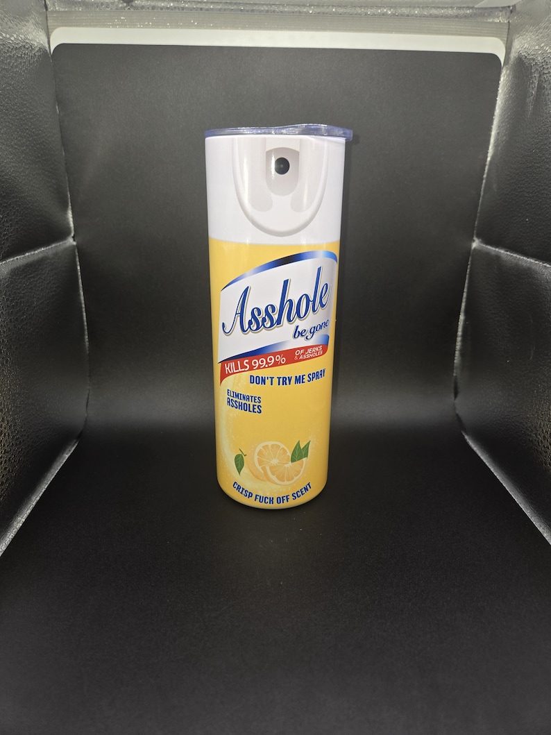 K&ouml;nnte beinhalten: Ein wei&szlig;er und gelber Becher mit dem Text "Asshole be gone" und "Don't try me spray". Das Design beinhaltet eine Zitronengrafik und die Worte "Crisp Fuck Off Scent".