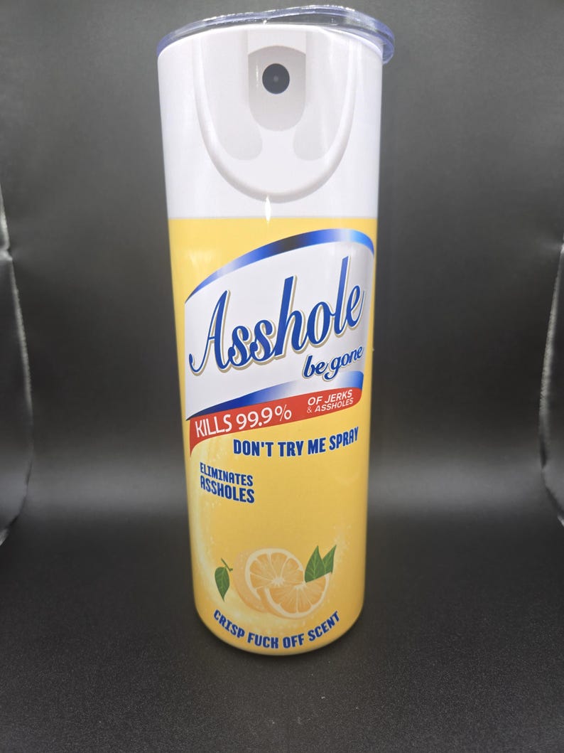 K&ouml;nnte beinhalten: Eine wei&szlig;-gelbe Spr&uuml;hflasche mit dem Text "Asshole be gone" und "Kills 99.9% of jerks & assholes". Auf der Flasche steht auch "Don't try me spray" und "Eliminates assholes". Auf der Unterseite der Flasche steht "Crisp fuck off scent".