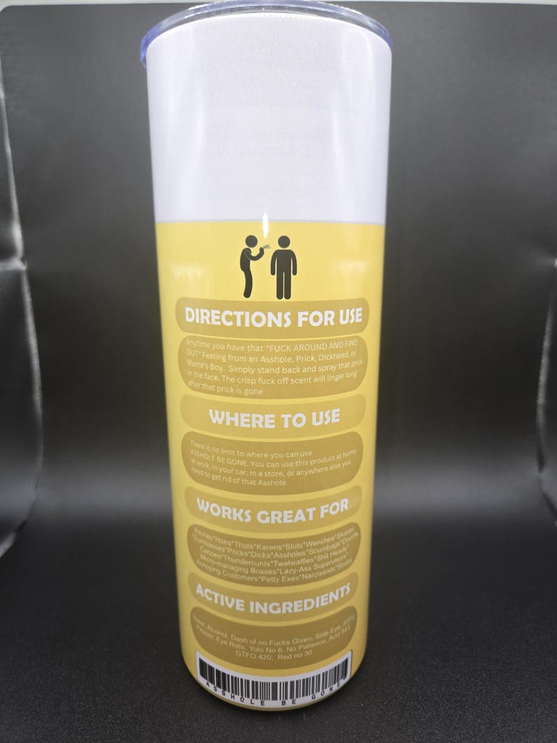 K&ouml;nnte beinhalten: Ein wei&szlig;er und gelber Becher mit dem Text "DIRECTIONS FOR USE" und "ASS HOLE BE GONE". Der Becher hat ein humorvolles Design mit Anweisungen und einer Liste der Wirkstoffe. Das Produkt ist ein Spray.