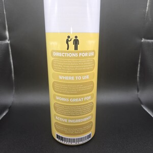 K&ouml;nnte beinhalten: Ein wei&szlig;-gelber zylindrischer Becher mit silbernem Deckel. Der Becher hat Text und Illustrationen, darunter "DIRECTIONS FOR USE" und "WORKS GREAT FOR". Das Design hat ein humorvolles Thema.