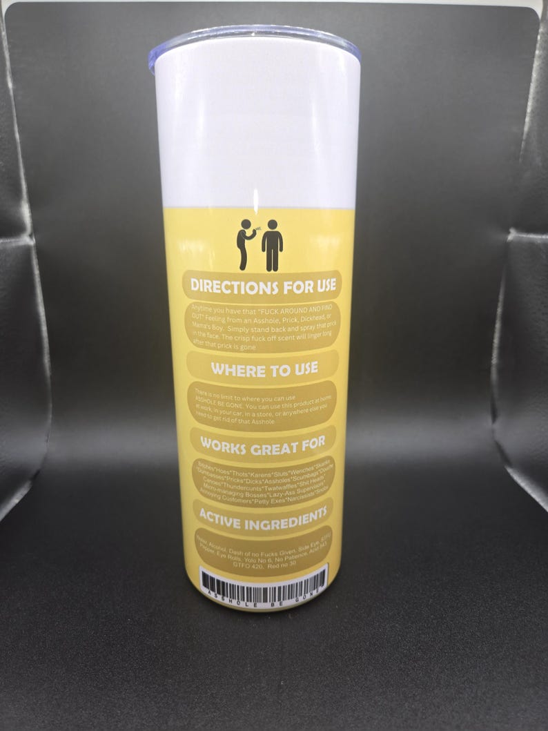 K&ouml;nnte beinhalten: Ein wei&szlig;-gelber zylindrischer Becher mit silbernem Deckel. Der Becher hat Text und Illustrationen, darunter "DIRECTIONS FOR USE" und "WORKS GREAT FOR". Das Design hat ein humorvolles Thema.
