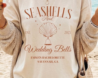 Personalisierte Muscheln und Hochzeitsglocken Shirt, Strand Bachelorette T-Shirt, Braut Squad Shirt, Küstenhochzeitsfeier Geschenk, benutzerdefinierte Braut Name T-Shirt