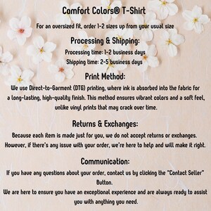 K&ouml;nnte beinhalten: Text auf cremefarbenem Hintergrund mit wei&szlig;en Blumenakzenten. Der Text enth&auml;lt Informationen zu Comfort Colors T-Shirts, Druckmethoden, R&uuml;cksendungen und Kommunikation. Die Druckmethode ist Direct-to-Garment (DTG) f&uuml;r lebendige Farben und ein weiches Gef&uuml;hl.