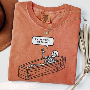Colores cómodos, camiseta de esqueleto Ew People, camiseta gótica divertida para introvertidos, camiseta sarcástica antisocial, camiseta gráfica sarcástica, estética de humor gótico