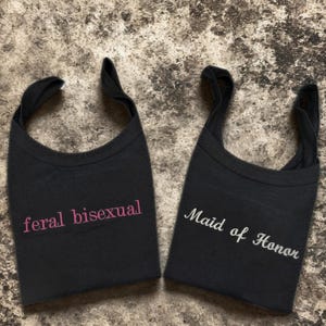 Débardeur crop top brodé personnalisé - Nom ou texte personnalisé Débardeur à bretelles fines - Cadeau pour la mariée, tenue d&#39;enterrement de vie de jeune fille ou de jeune garçon, top court.