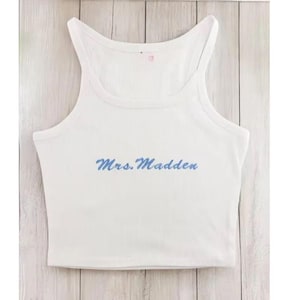 Débardeur brodé personnalisé pour cadeau - Débardeur court avec nom ou texte personnalisé - Cadeau de fête de mariage, tenue de l&#39;an 2000, débardeur EVJF.