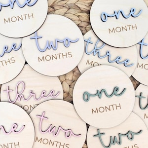 Discos de madera 3D para fotos de bebé / Marcadores de hitos mensuales grabados / Accesorio fotográfico mensual personalizado para recién nacidos