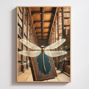 Libellula e libro nella biblioteca incantata - Stampa artistica letteraria fantasy, decorazione Dark Academia, regalo per gli amanti dei libri, decorazione murale per biblioteca, angolo lettura
