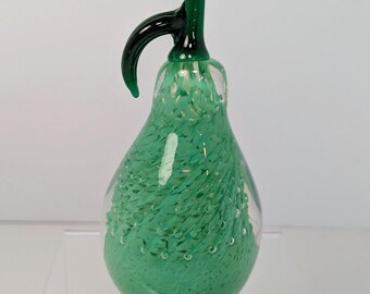 Op de afbeelding: Een groene glazen peer met een swirl-ontwerp en luchtbellen. De peer heeft een donkergroene glassteel.