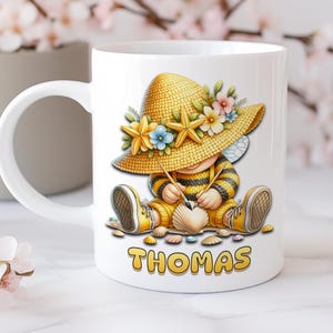 Mug garçon jouant avec un coquillage personnalisé avec prénom enfant