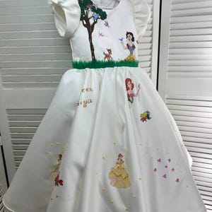 Vestido marfil personalizado con princesas Disney: un vestido festivo para 5 años con nombre pintado a mano y bordado