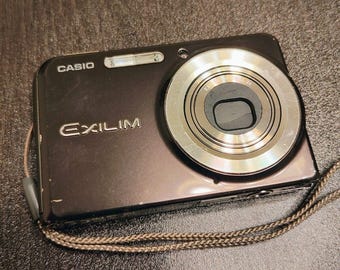 Rare Red CASIO EXILIM EX-ZS12 16.1MP Digital Compact Camera Rare Red CASIO EXILIM EX-ZS12 16.1MP Digital Compact Camera