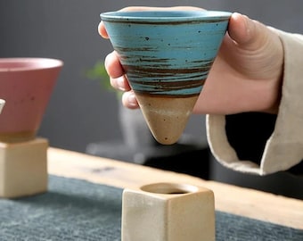 Handgefertigter Retro Kegelbecher Einzigartige dreieckige Keramik Kaffeetasse Japanisch inspiriertes Geschenk für Zuhause oder im Büro