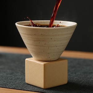 Japanse Keramische Kegel Mok Creatieve Handgemaakte Driehoekige Kegelvorm Aardewerk Koffiemok Met Basis Porseleinen Latte Kop Ruw Keramiek