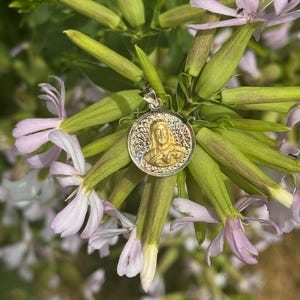 Collar con colgante de Jesús en oro de 14 quilates con medalla redonda. Medallón religioso radiante. Joyería inspirada en la fe. Poderoso símbolo de devoción.