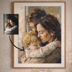Puede incluir: Una impresión artística enmarcada que representa a una familia abrazándose, representada en tonos cálidos y terrosos. La obra de arte representa a una madre, un padre y un niño en un tierno abrazo. Una foto más pequeña se muestra en la esquina, con el texto "Photo -> Art" debajo.