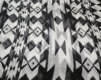 Bufanda con estampado tribal geométrico en blanco y negro - Tamaño extragrande