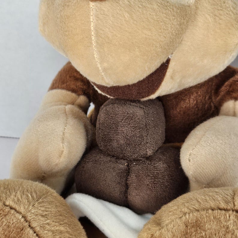 Puede incluir: Un peluche de mono con cara beige, detalles marrones y extremidades beige. El mono tiene una sonrisa cosida y un aspecto suave. El juguete est&aacute; dise&ntilde;ado para ni&ntilde;os y est&aacute; hecho de materiales suaves y afelpados.