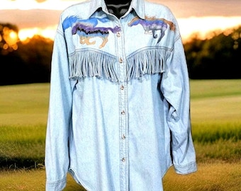 Se busca camisa vaquera vintage para mujer, talla pequeña, con caballos pintados a mano y flecos.
