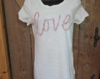 Camiseta Y2K American Eagle Love para mujer, talla M, color crema, rosa, estampado floral, excelente estado.