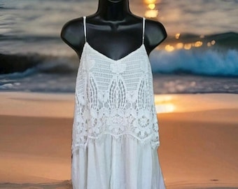 Mono corto de mujer American Eagle, talla M, estilo bohemio, de encaje de ganchillo, color marfil, con tirantes ajustables.