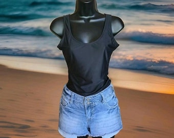 Pantalones cortos vaqueros color amatista para mujer, talla 5, con efecto desgastado, parte trasera expuesta y bolsillos delanteros bordados.