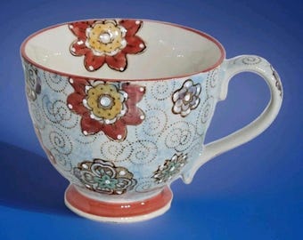 Taza grande para té y café con pedestal estilo bohemio con detalles artísticos de Coastline Imports