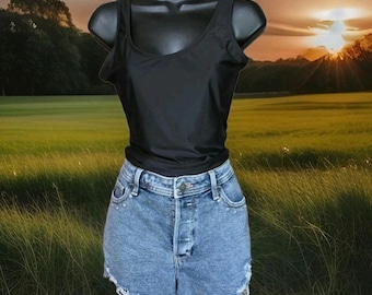 Pantalones cortos Hollister de tiro alto, talla 11, de mezclilla vintage desgastada y con tachuelas.