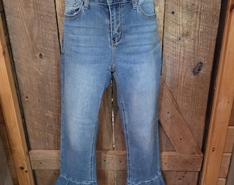 Jeans de mezclilla estilo boho con volantes en el bajo, talla 8, azul claro, para mujer, excelente estado.