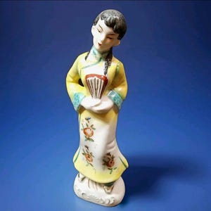 Oriental Geisha Woman with Fan Figurine Japanese Woman 7.5&quot; Tall READ