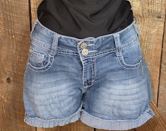 Wallflower Women Size 7 Shorts Denim Distressed Cuffed Stretchy Embroidered