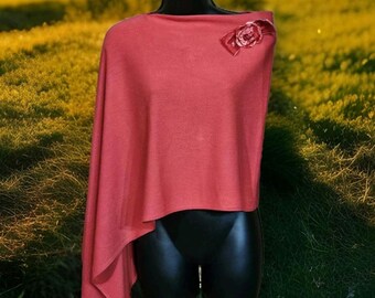 Poncho de punto rojo coral de la marca Parisian Signature para mujer, talla S/M, con detalle de broche floral, excelente estado.