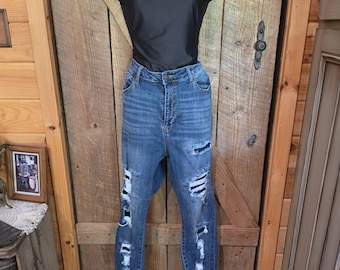 Cello Distressed Skinny Jeans Women’s Size 18– Medium Wash Distressed