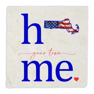 Puede incluir: Un letrero azul y blanco con el texto "home" y "your town" en cursiva. El estado de Massachusetts está delineado en azul y relleno con una bandera estadounidense. Un pequeño corazón rojo se encuentra en la esquina inferior derecha.